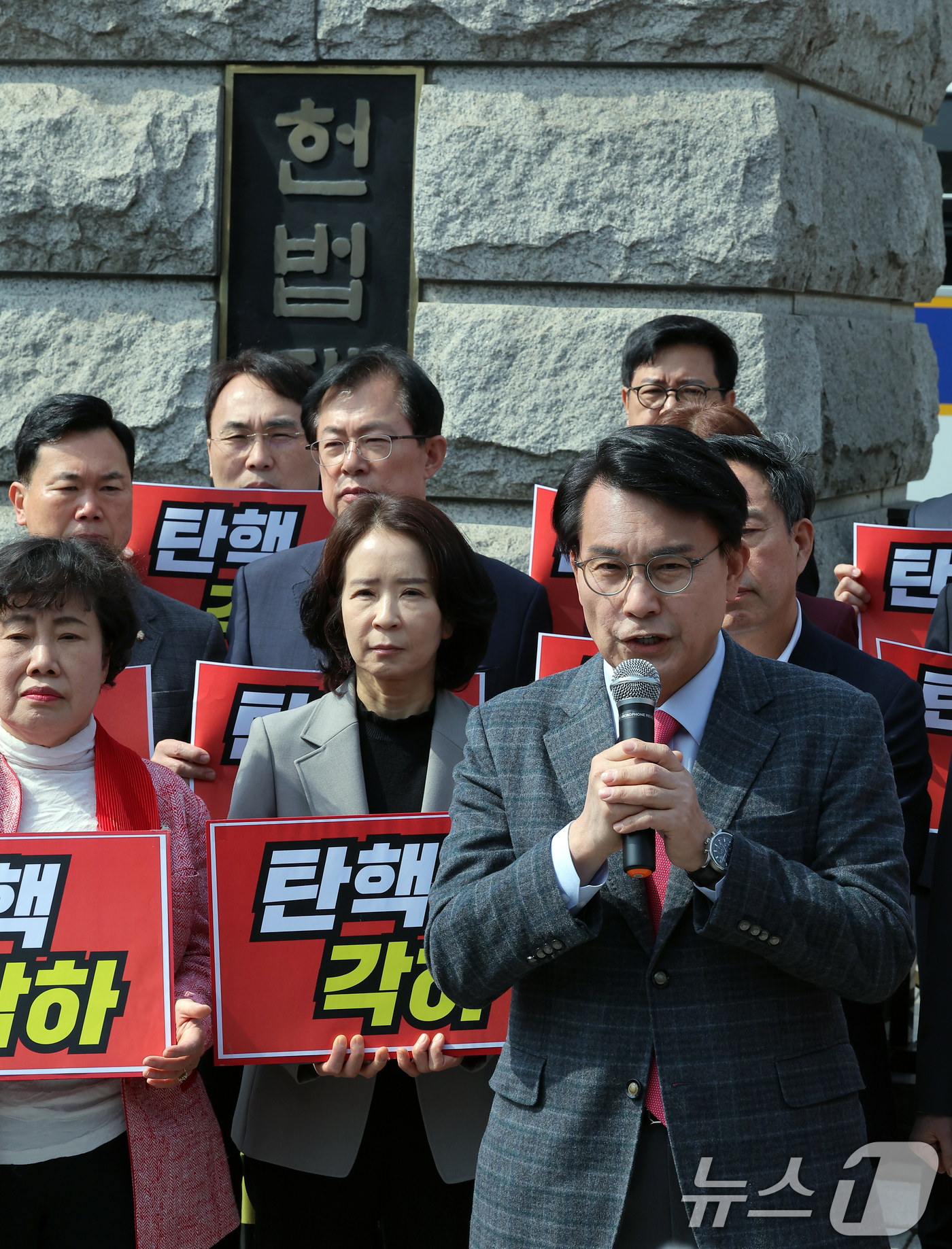 (서울=뉴스1) 박정호 기자 = 국민의힘 윤상현 의원이 24일 오전 서울 종로구 재동 헌법재판소 앞에서 열린 한덕수 국무총리 탄핵심판 선고 결과에 대한 기자회견에서 발언을 하고 있 …