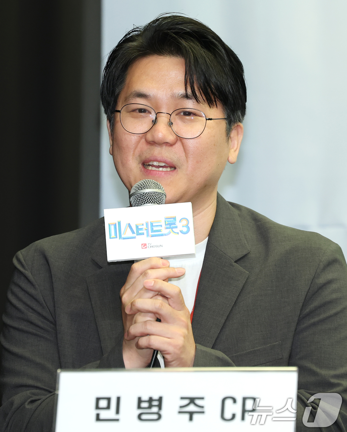 (서울=뉴스1) 권현진 기자 = 민병주 CP가 24일 오전 서울 마포구 상암동 스탠포드호텔에서 열린 TV조선 '미스터트롯3' TOP7 기자간담회에 참석해 인사말을 하고 있다. 20 …