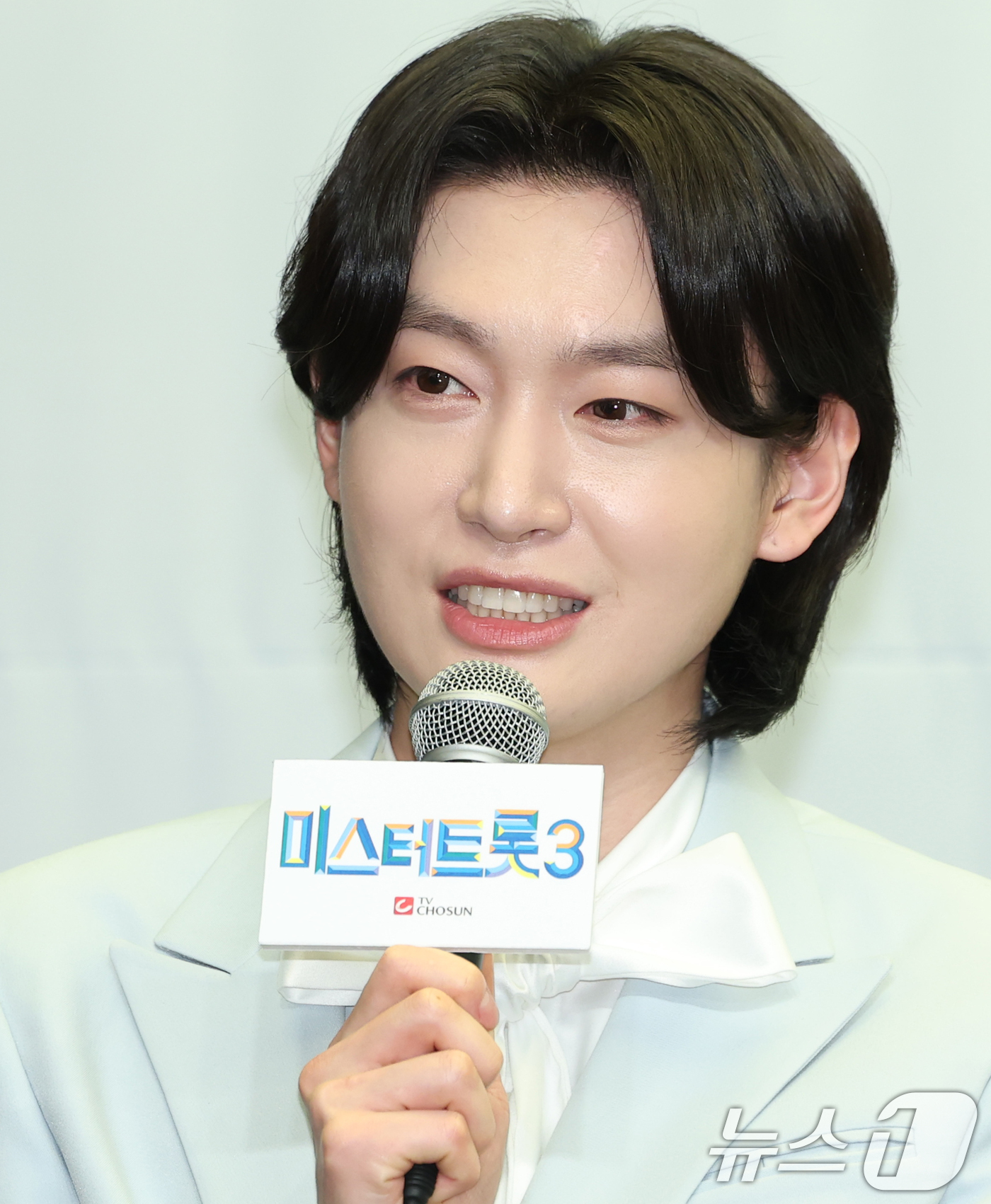 (서울=뉴스1) 권현진 기자 = 가수 김용빈이 24일 오전 서울 마포구 상암동 스탠포드호텔에서 열린 TV조선 '미스터트롯3' TOP7 기자간담회에 참석해 인사말을 하고 있다. 20 …