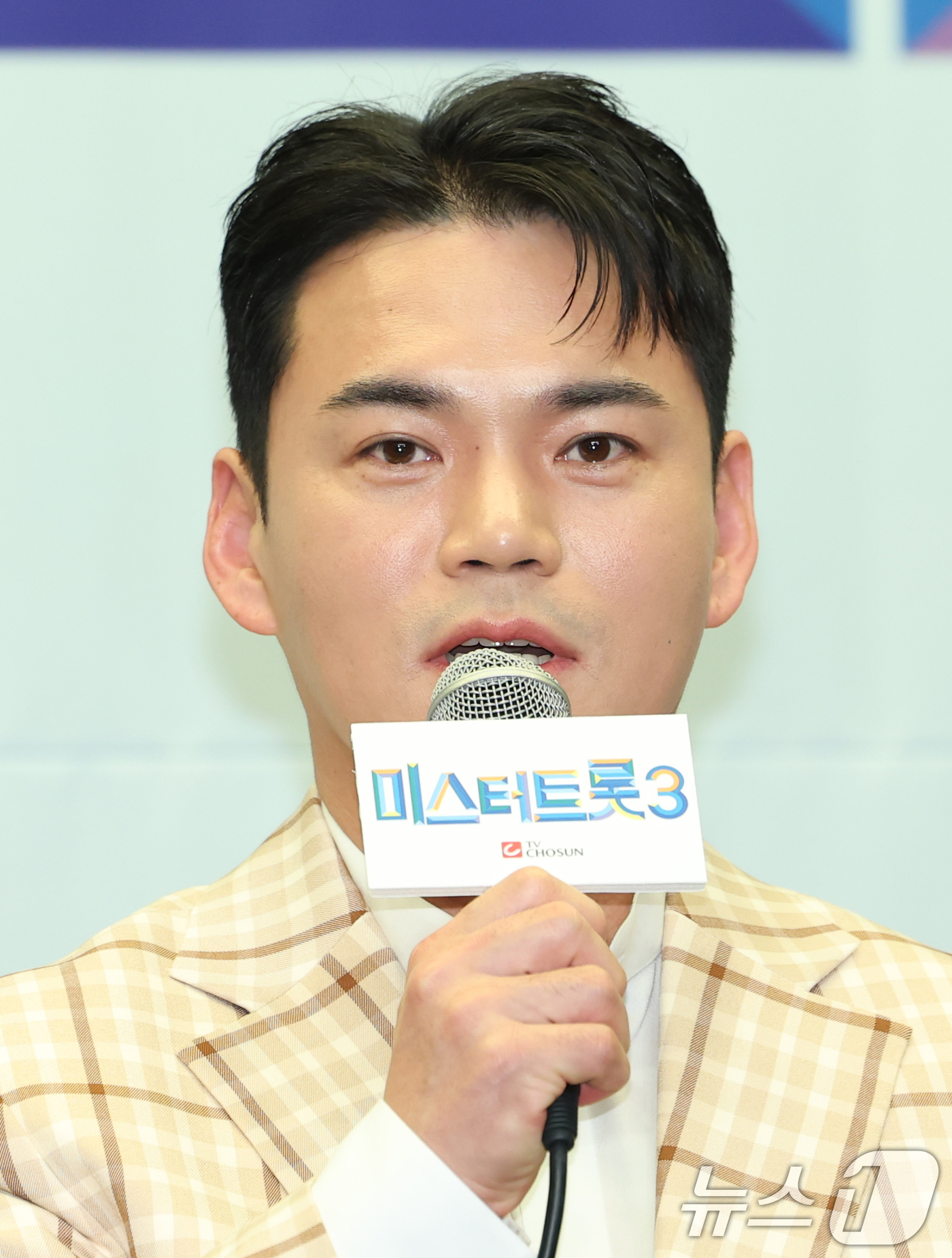 (서울=뉴스1) 권현진 기자 = 가수 천록담(이정)이 24일 오전 서울 마포구 상암동 스탠포드호텔에서 열린 TV조선 '미스터트롯3' TOP7 기자간담회에 참석해 인사말을 하고 있다 …