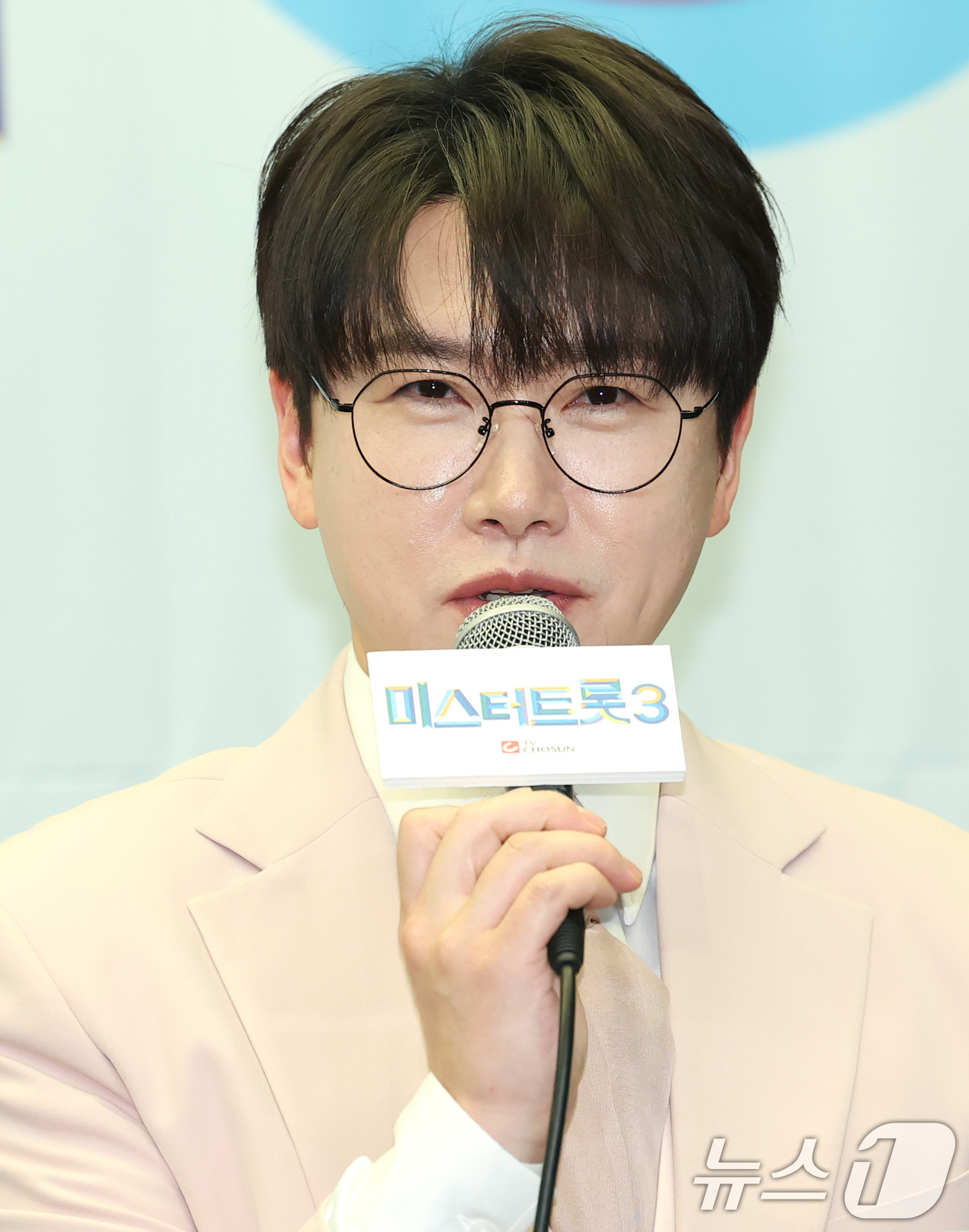 (서울=뉴스1) 권현진 기자 = 가수 춘길이 24일 오전 서울 마포구 상암동 스탠포드호텔에서 열린 TV조선 '미스터트롯3' TOP7 기자간담회에 참석해 인사말을 하고 있다. 202 …