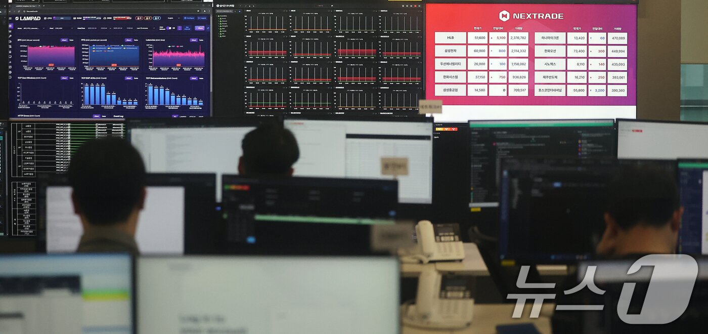 본문 이미지 - 서울 영등포구 여의도 넥스트레이드 사무실에서 직원들이 업무를 보고 있다.  2025.3.24/뉴스1 ⓒ News1 김진환 기자