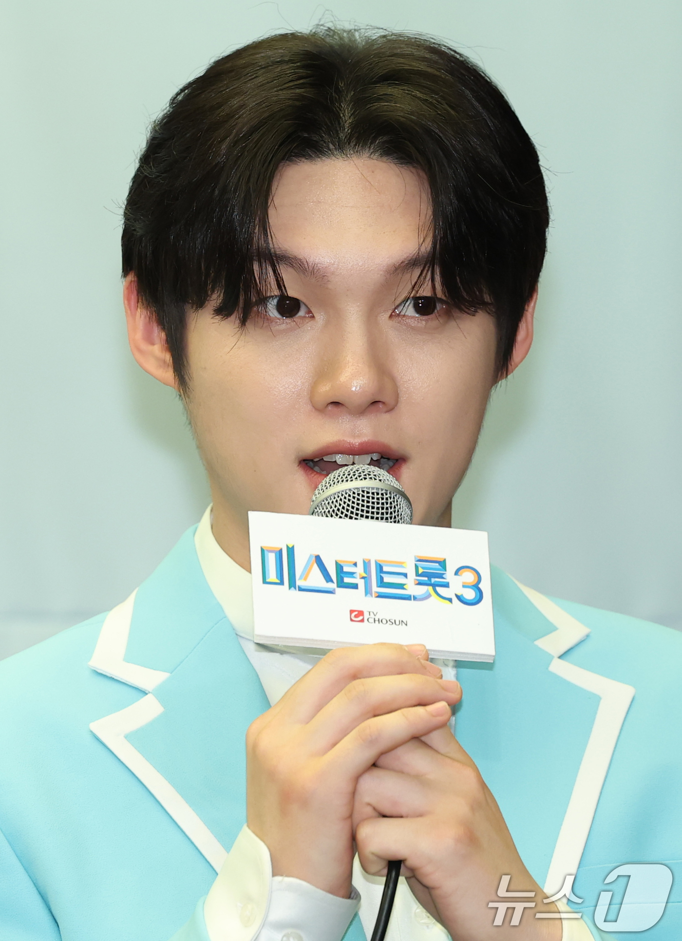 (서울=뉴스1) 권현진 기자 = 가수 최재명이 24일 오전 서울 마포구 상암동 스탠포드호텔에서 열린 TV조선 '미스터트롯3' TOP7 기자간담회에 참석해 인사말을 하고 있다. 20 …