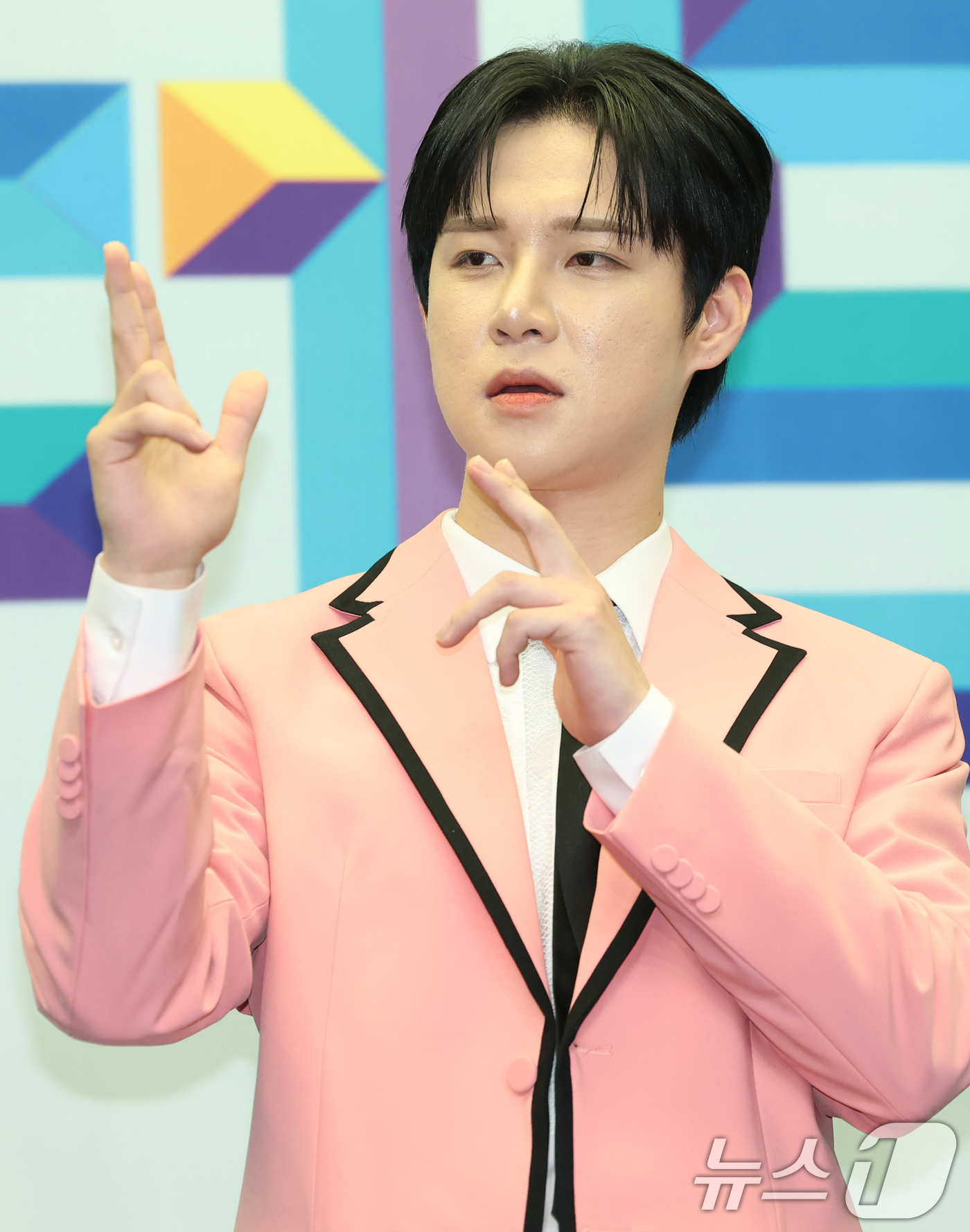 (서울=뉴스1) 권현진 기자 = 가수 추혁진이 24일 오전 서울 마포구 상암동 스탠포드호텔에서 열린 TV조선 '미스터트롯3' TOP7 기자간담회에 참석해 포즈를 취하고 있다. 20 …