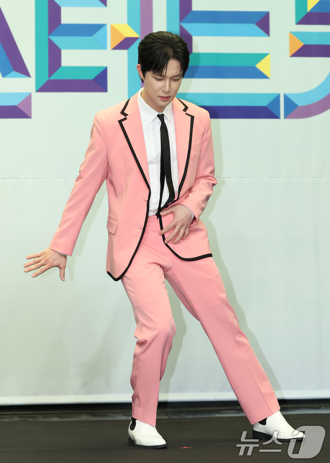 (서울=뉴스1) 권현진 기자 = 가수 추혁진이 24일 오전 서울 마포구 상암동 스탠포드호텔에서 열린 TV조선 '미스터트롯3' TOP7 기자간담회에 참석해 포즈를 취하고 있다. 20 …