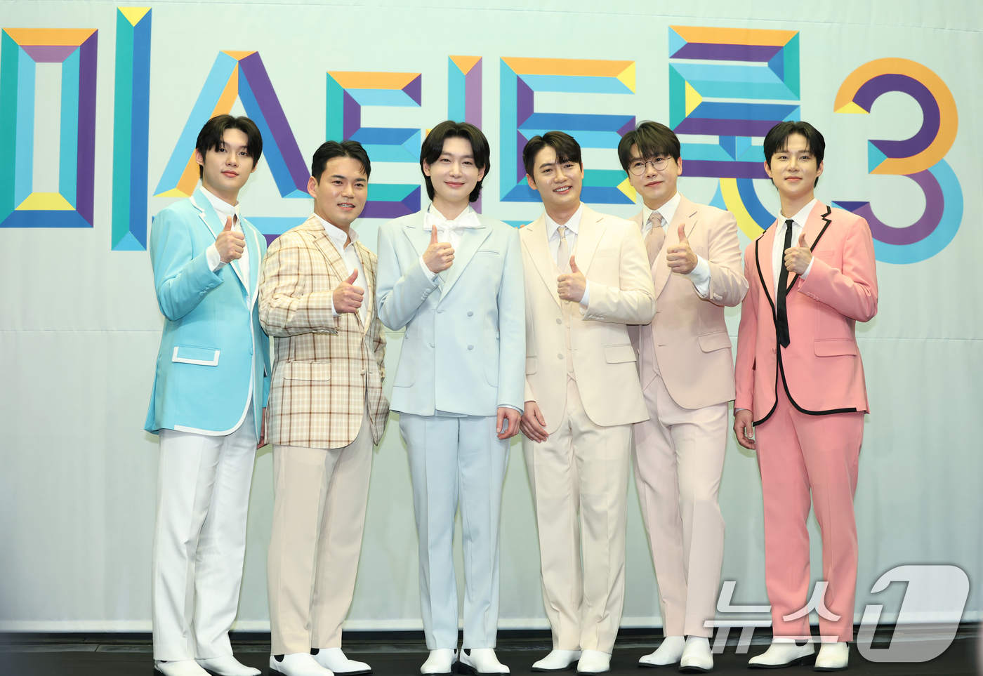 (서울=뉴스1) 권현진 기자 = 가수 최재명(왼쪽부터)과 천록담, 김용빈, 손빈아, 춘길, 추혁진이 24일 오전 서울 마포구 상암동 스탠포드호텔에서 열린 TV조선 '미스터트롯3' …