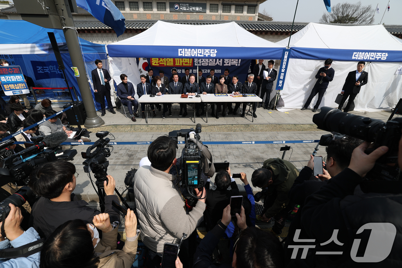 (서울=뉴스1) 이재명 기자 = 이재명 더불어민주당 대표가 24일 오전 서울 종로구 경복궁 인근에서 열린 현장 최고위원회의에서 발언하고 있다. (공동취재) 2025.3.24/뉴스1 …