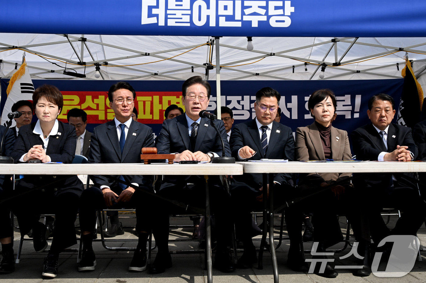 (서울=뉴스1) 이재명 기자 = 이재명 더불어민주당 대표(왼쪽 세 번째)가 24일 오전 서울 광화문 천막당사에서 열린 최고위원회의에 참석해 모두발언을 하고 있다. (공동취재) 20 …