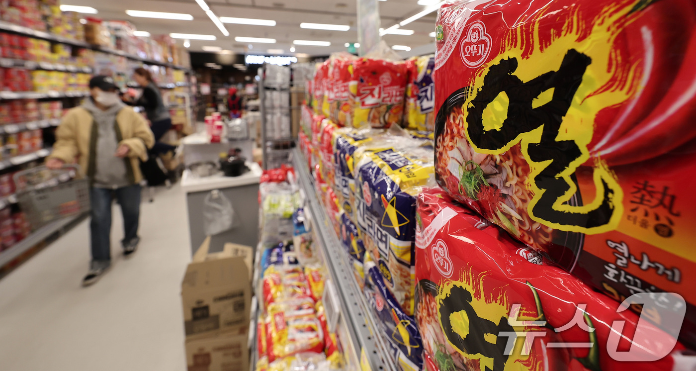 (서울=뉴스1) 김성진 기자 = 최근 식음료 업계가 원재료 가격 상승과 고환율 압박을 견디지 못하고 잇따라 가격 인상에 나서고 있다.오뚜기는 다음 달 1일부로 라면류의 가격을 평균 …