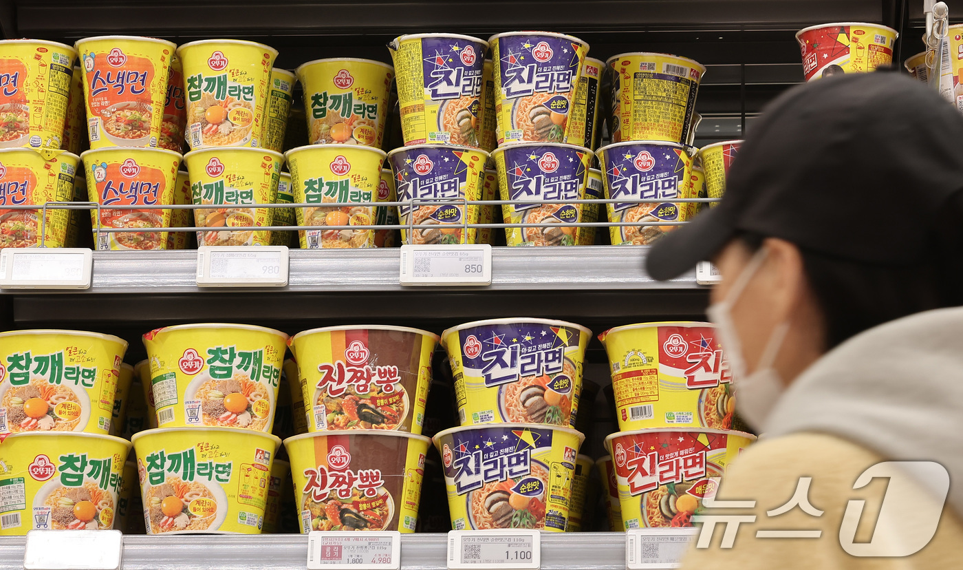 (서울=뉴스1) 김성진 기자 = 최근 식음료 업계가 원재료 가격 상승과 고환율 압박을 견디지 못하고 잇따라 가격 인상에 나서고 있다.오뚜기는 다음 달 1일부로 라면류의 가격을 평균 …