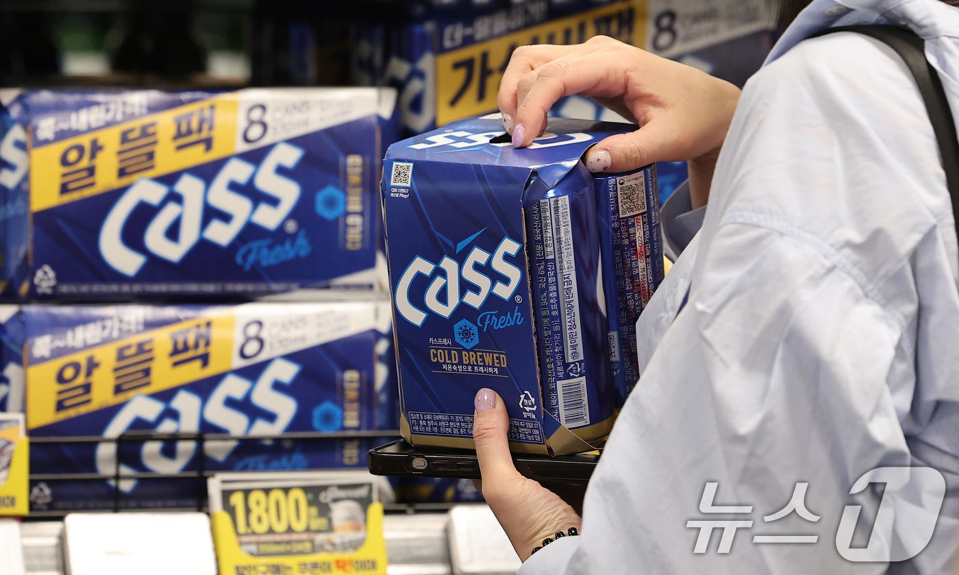 (서울=뉴스1) 김성진 기자 = 최근 식음료 업계가 원재료 가격 상승과 고환율 압박을 견디지 못하고 잇따라 가격 인상에 나서고 있다.오뚜기는 다음 달 1일부로 라면류의 가격을 평균 …