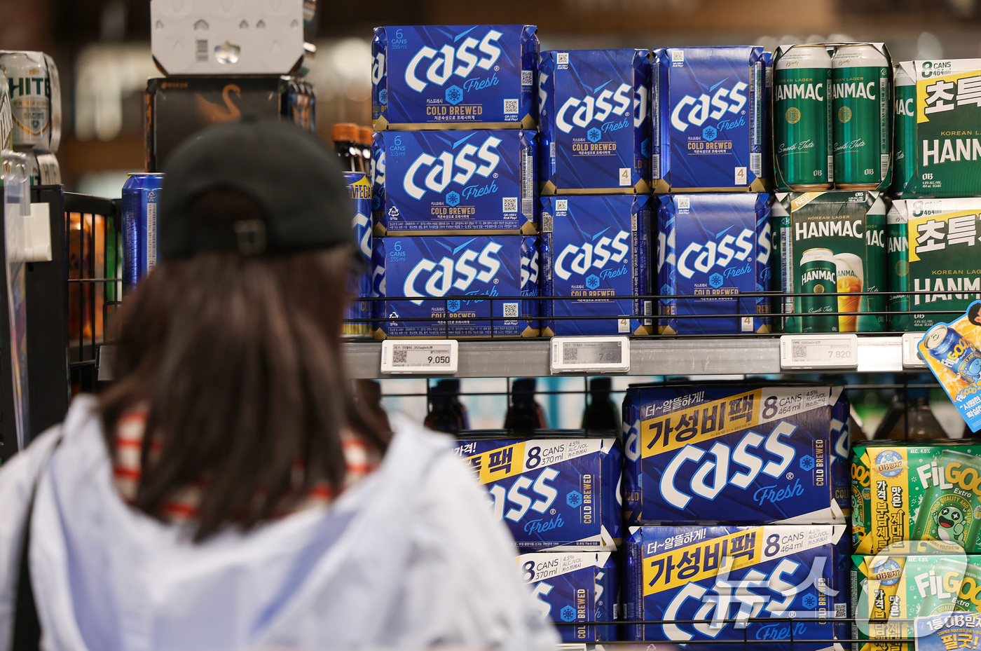 (서울=뉴스1) 김성진 기자 = 최근 식음료 업계가 원재료 가격 상승과 고환율 압박을 견디지 못하고 잇따라 가격 인상에 나서고 있다.오뚜기는 다음 달 1일부로 라면류의 가격을 평균 …