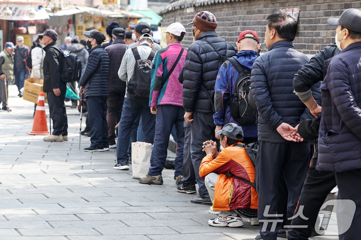 본문 이미지 - 서울 종로구 탑골공원 인근 무료급식소 앞에 어르신들이 길게 줄을 서 식사 차례를 기다리고 있다.  ⓒ 뉴스1 민경석 기자