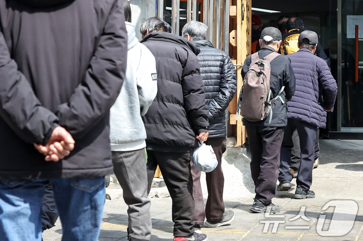 본문 이미지 - 서울 종로구 탑골공원 인근 무료급식소 앞에 어르신들이 길게 줄을 서 식사 차례를 기다리고 있다.  ⓒ 뉴스1 민경석 기자