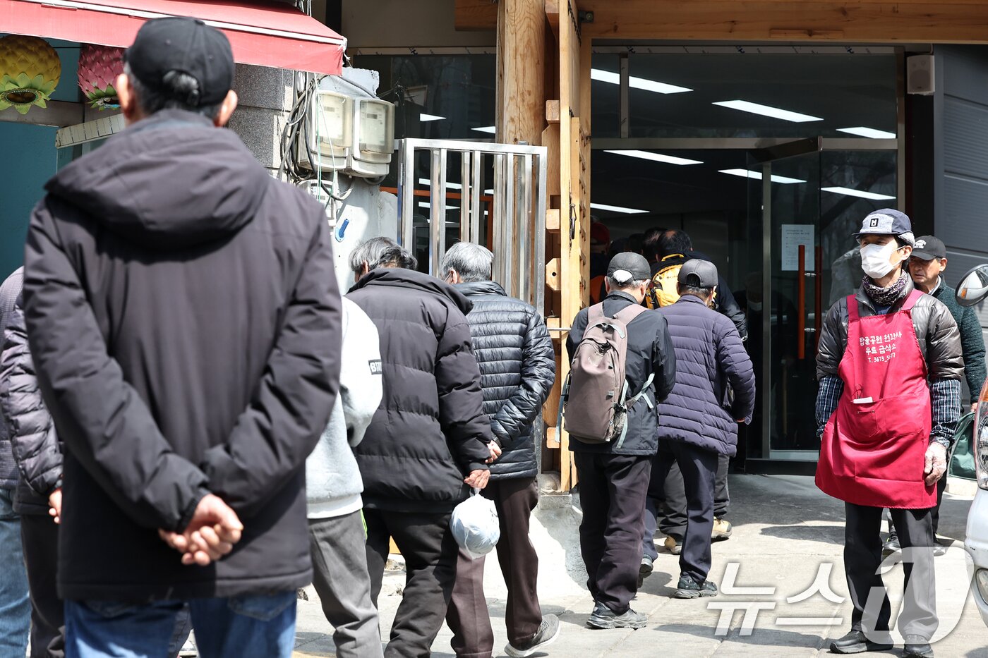 본문 이미지 - 서울 종로구 탑골공원 인근 무료급식소 앞에 어르신들이 길게 줄을 서 식사 차례를 기다리고 있다.  ⓒ News1 민경석 기자