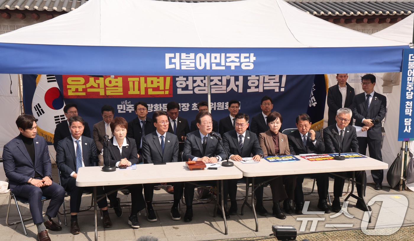 (서울=뉴스1) 이재명 기자 = 이재명 더불어민주당 대표가 24일 서울 종로구 광화문 천막당사에서 열린 최고위원회의에 참석해 발언을 하고 있다. (공동취재) 2025.3.24/뉴스 …