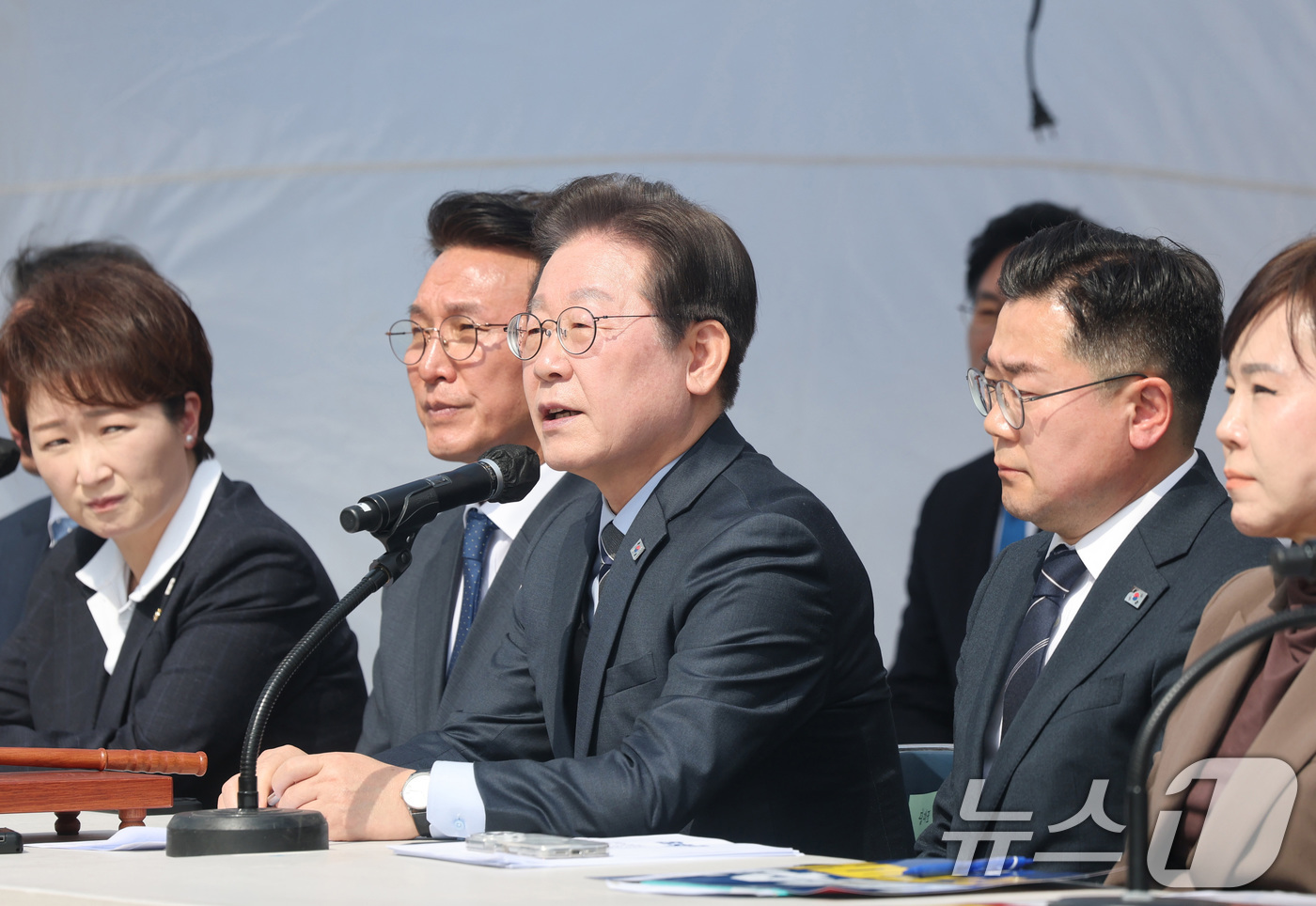 (서울=뉴스1) 이재명 기자 = 이재명 더불어민주당 대표가 24일 서울 종로구 광화문 천막당사에서 열린 최고위원회의에 참석해 발언을 하고 있다. (공동취재) 2025.3.24/뉴스 …