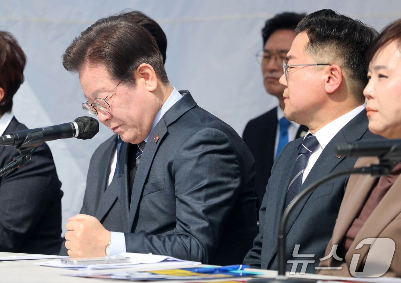 (서울=뉴스1) 이재명 기자 = 이재명 더불어민주당 대표가 24일 서울 종로구 광화문 천막당사에서 열린 최고위원회의에 참석해 최고위원들의 발언을 듣고 있다. (공동취재) 2025. …