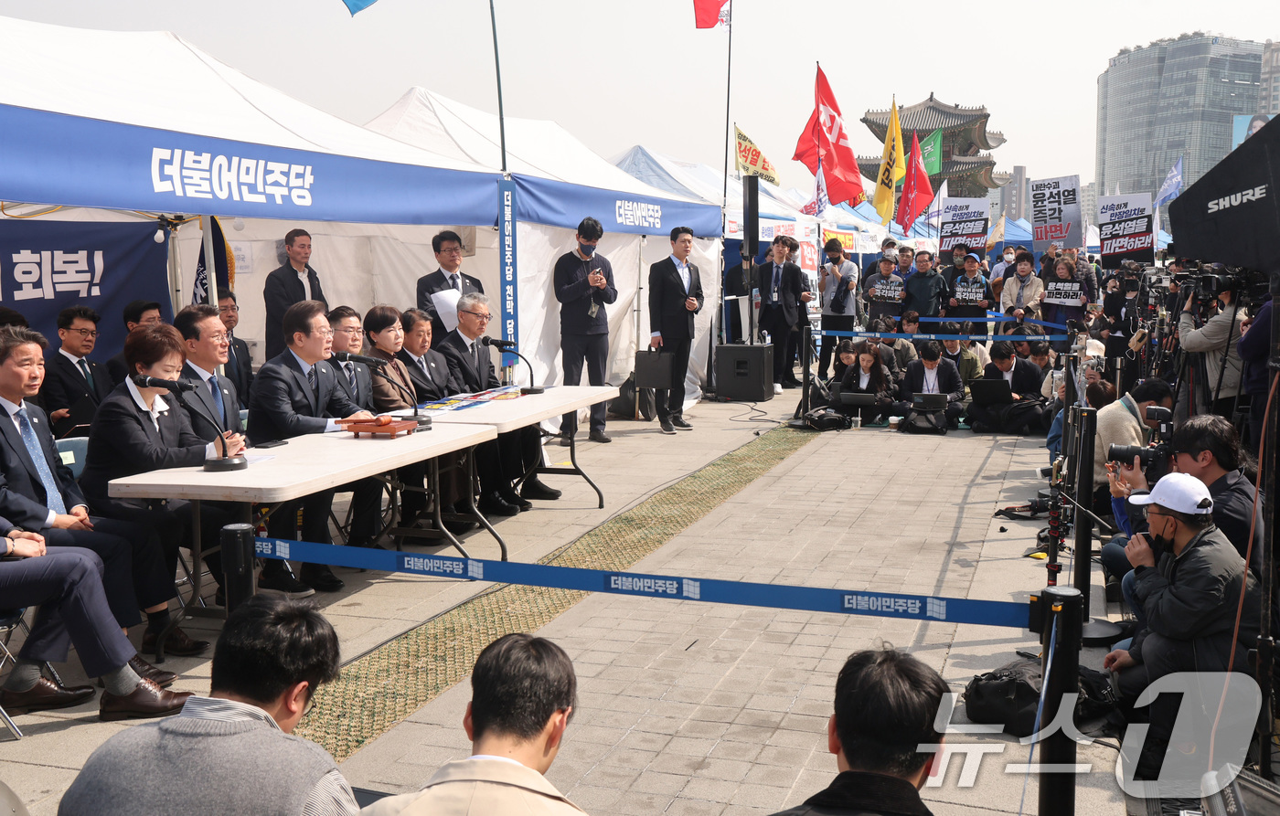 (서울=뉴스1) 이재명 기자 = 이재명 더불어민주당 대표가 24일 서울 종로구 광화문 천막당사에서 열린 최고위원회의에 참석해 발언을 하고 있다. (공동취재) 2025.3.24/뉴스 …