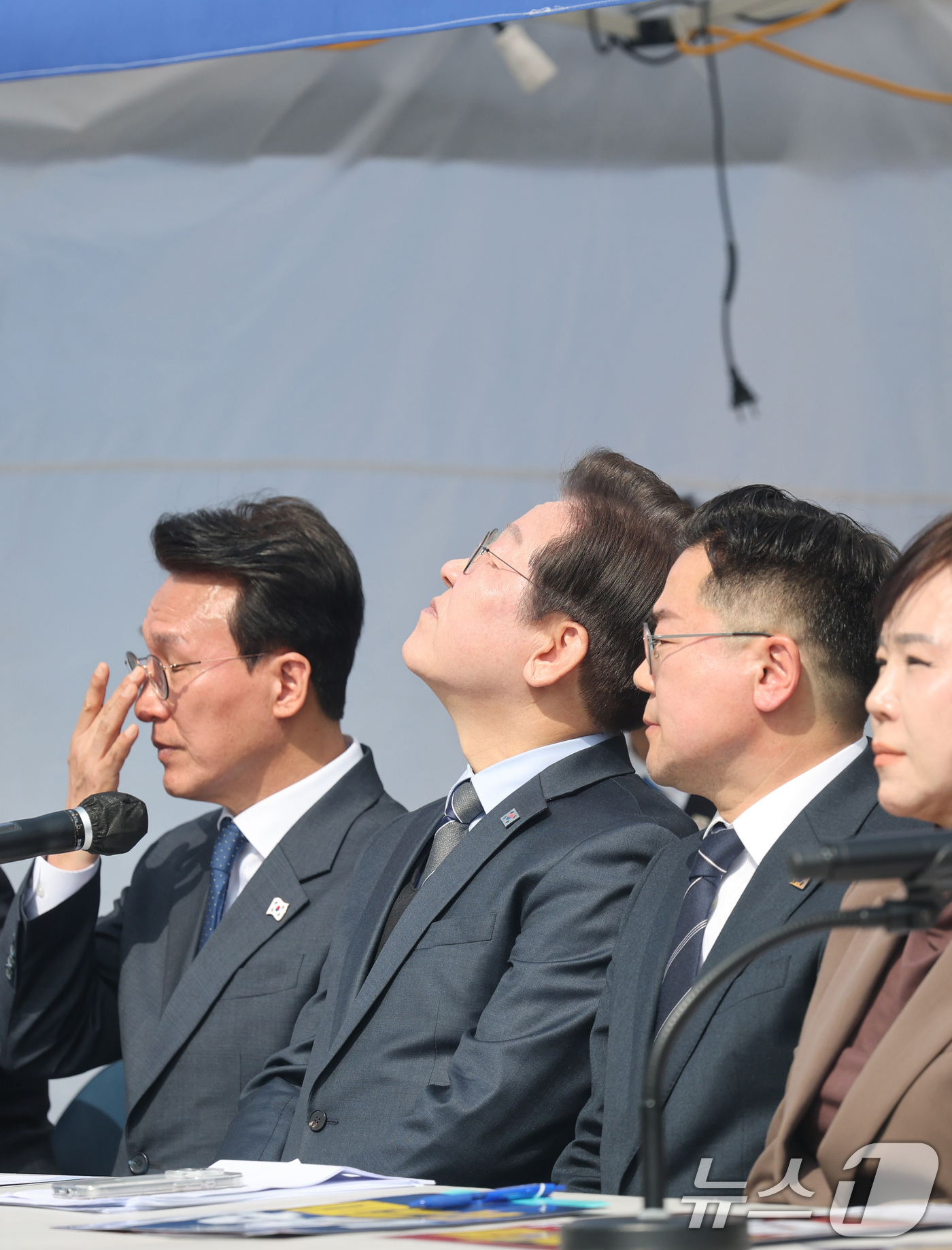 (서울=뉴스1) 이재명 기자 = 이재명 더불어민주당 대표가 24일 서울 종로구 광화문 천막당사에서 열린 최고위원회의에 참석해 위를 쳐다보고 있다. (공동취재) 2025.3.24/뉴 …