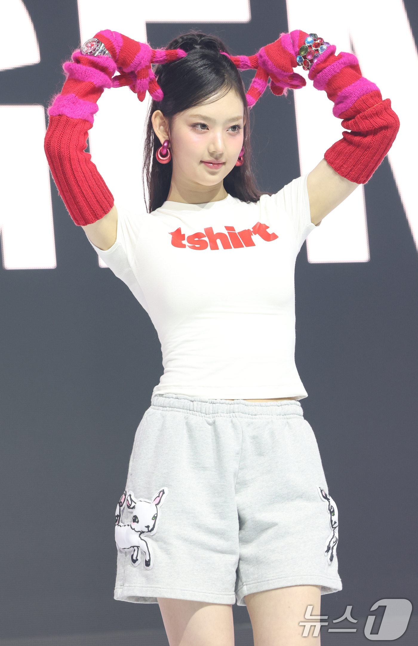 (서울=뉴스1) 권현진 기자 = 그룹 키키(kiiikiii)의 이솔이 24일 서울 용산구 블루스퀘어에서 가진 첫 번째 미니 앨범 '언컷 젬(UNCUT GEM)' 발매 쇼케이스에서 …