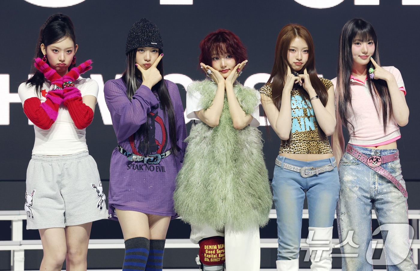 (서울=뉴스1) 권현진 기자 = 그룹 키키(kiiikiii)가 24일 서울 용산구 블루스퀘어에서 가진 첫 번째 미니 앨범 '언컷 젬(UNCUT GEM)' 발매 쇼케이스에서 포즈를 …