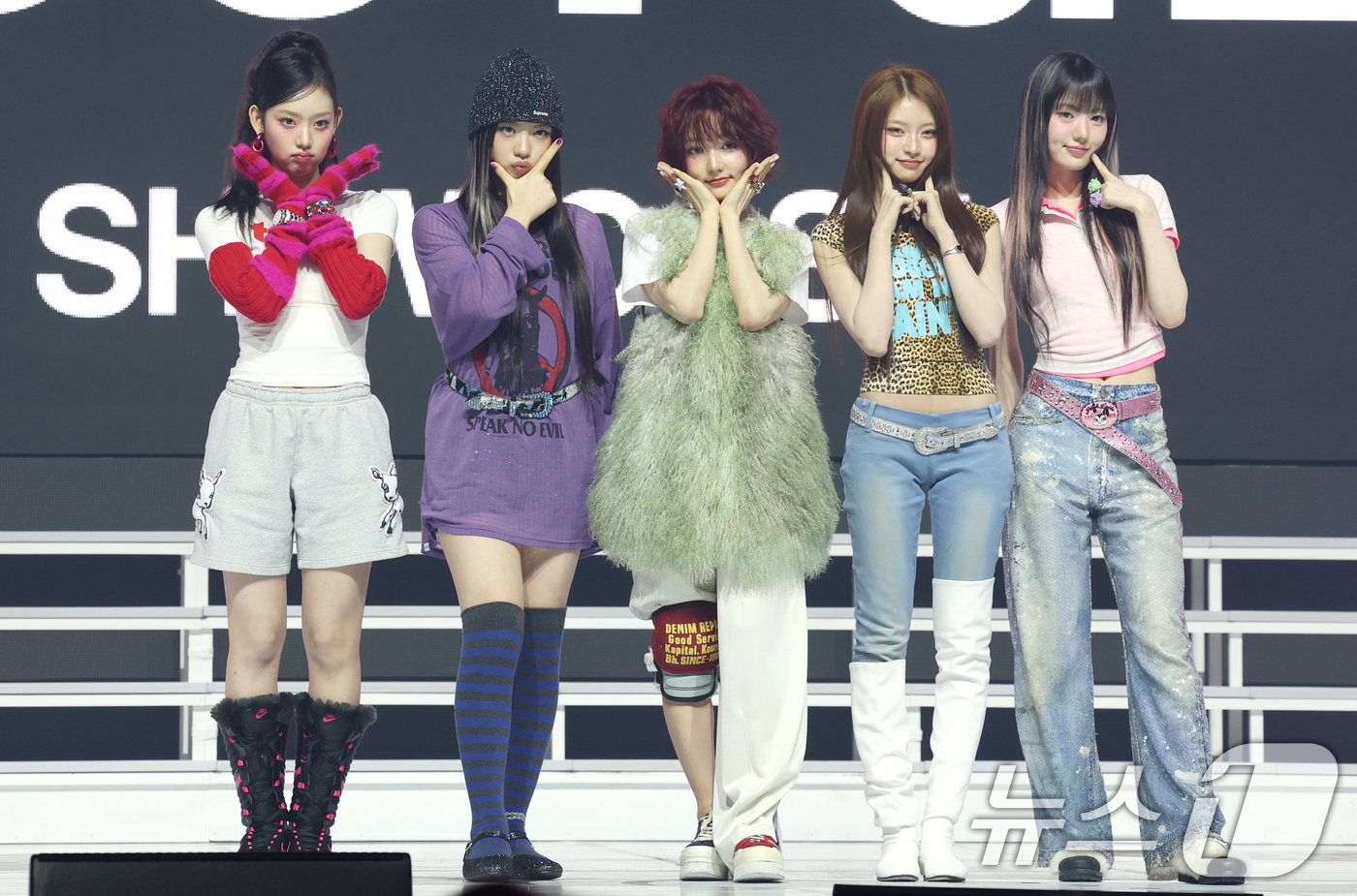 (서울=뉴스1) 권현진 기자 = 그룹 키키(kiiikiii)가24일 서울 용산구 블루스퀘어에서 가진 첫 번째 미니 앨범 '언컷 젬(UNCUT GEM)' 발매 쇼케이스에서 포즈를 취 …