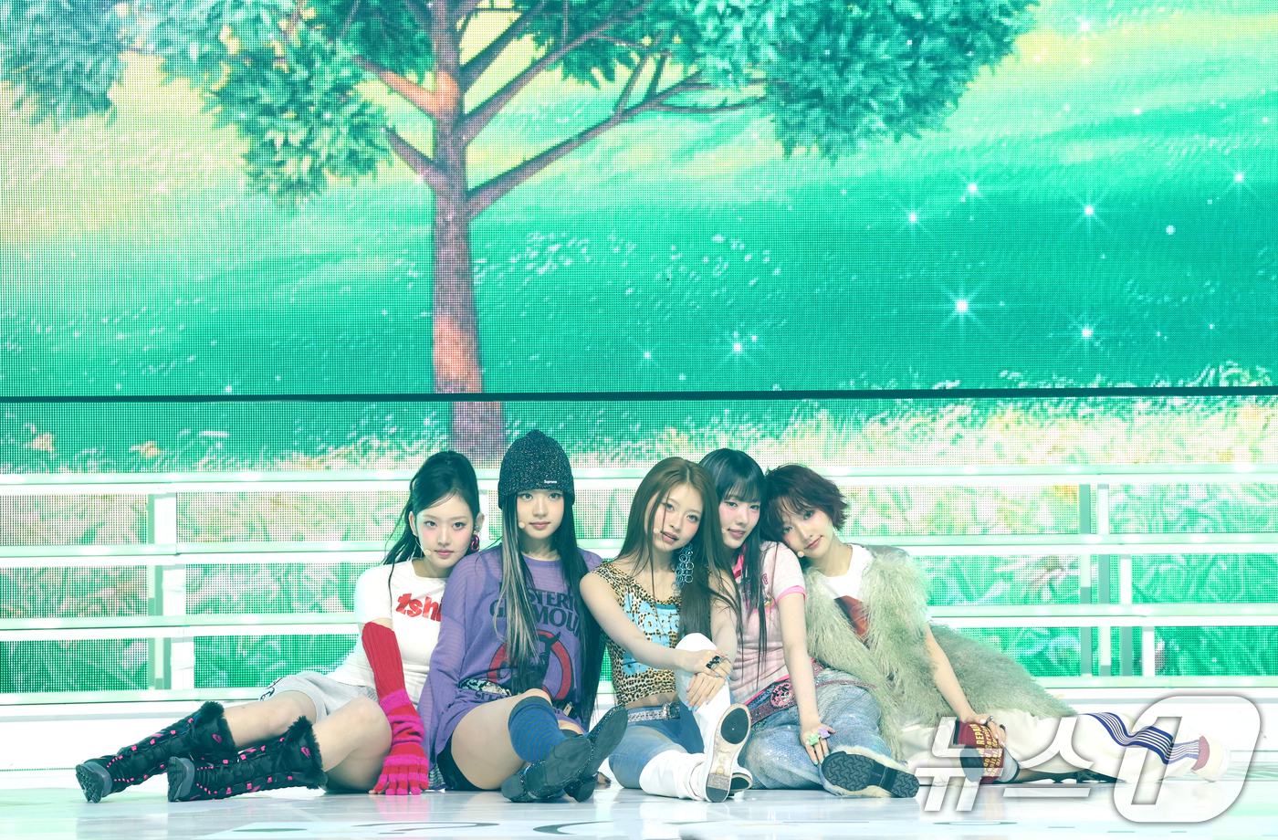 (서울=뉴스1) 권현진 기자 = 그룹 키키(kiiikiii)의 이솔(왼쪽부터)과 키야, 하음, 수이, 지유가 24일 서울 용산구 블루스퀘어에서 가진 첫 번째 미니 앨범 '언컷 젬( …