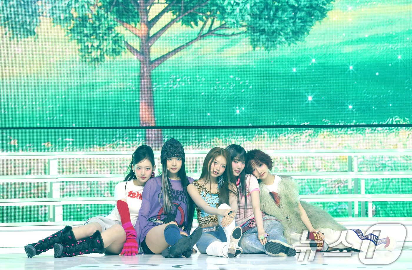 본문 이미지 - 그룹 키키(kiiikiii)의 이솔(왼쪽부터)과 키야, 하음, 수이, 지유가 24일 서울 용산구 블루스퀘어에서 가진 첫 번째 미니 앨범 '언컷 젬(UNCUT GEM)' 발매 쇼케이스에서 타이틀곡 'I DO ME(아이 두 미)'를 선보이고 있다. 2025.3.24/뉴스1 ⓒ News1 권현진 기자