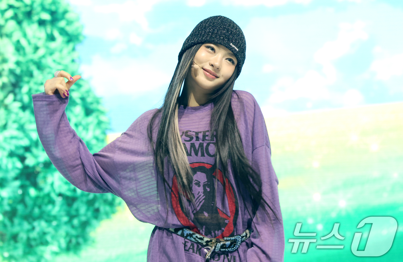 (서울=뉴스1) 권현진 기자 = 그룹 키키(kiiikiii) 키야가 24일 서울 용산구 블루스퀘어에서 가진 첫 번째 미니 앨범 '언컷 젬(UNCUT GEM)' 발매 쇼케이스에서 타 …