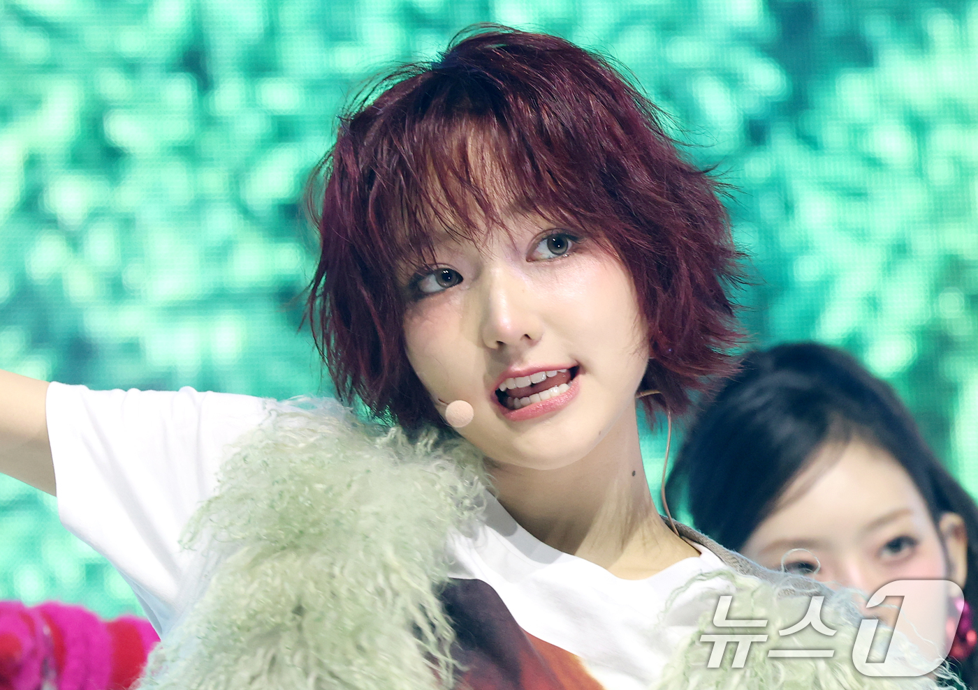 (서울=뉴스1) 권현진 기자 = 그룹 키키(kiiikiii) 지유가 24일 서울 용산구 블루스퀘어에서 가진 첫 번째 미니 앨범 '언컷 젬(UNCUT GEM)' 발매 쇼케이스에서 타 …