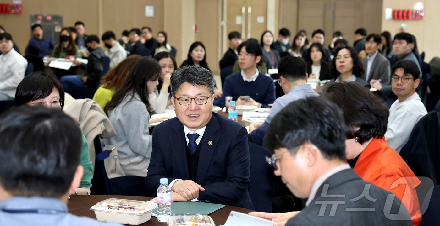 (세종=뉴스1) 김기남 기자 = 오석환 교육부 차관이 24일 오후 세종시 정부세종컨벤션센터에서 열린 외국인 유학생 유치·정주 정책 역량 강화 워크숍에서 참석자들과 의견을 나누고 하 …