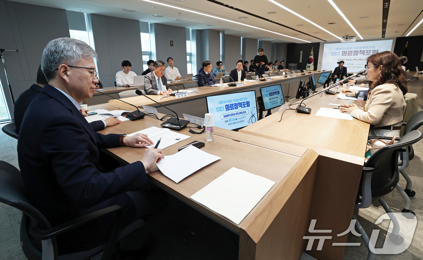 (서울=뉴스1) 오대일 기자 = 김택우 대한의사협회 회장이 24일 오후 서울 용산구 대한의사협회 대회의실에서 열린 의료정책연구원 주최 '의대 증원과 의학교육 문제' 포럼에서 인사말 …