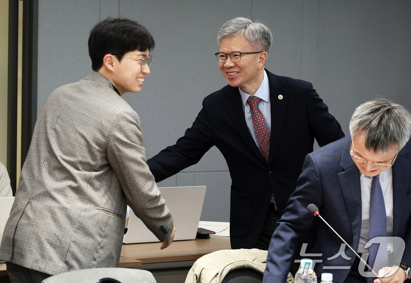 (서울=뉴스1) 오대일 기자 = 김택우 대한의사협회 회장이 24일 오후 서울 용산구 대한의사협회 대회의실에서 열린 의료정책연구원 주최 '의대 증원과 의학교육 문제' 포럼에서 패널로 …