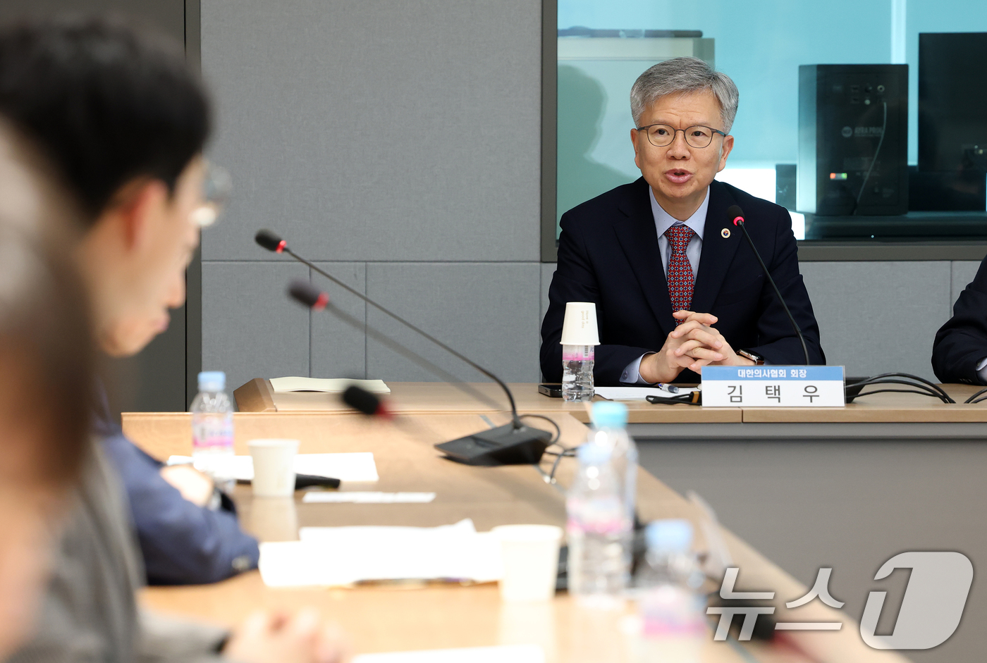 (서울=뉴스1) 오대일 기자 = 김택우 대한의사협회 회장이 24일 오후 서울 용산구 대한의사협회 대회의실에서 열린 의료정책연구원 주최 '의대 증원과 의학교육 문제' 포럼에서 인사말 …