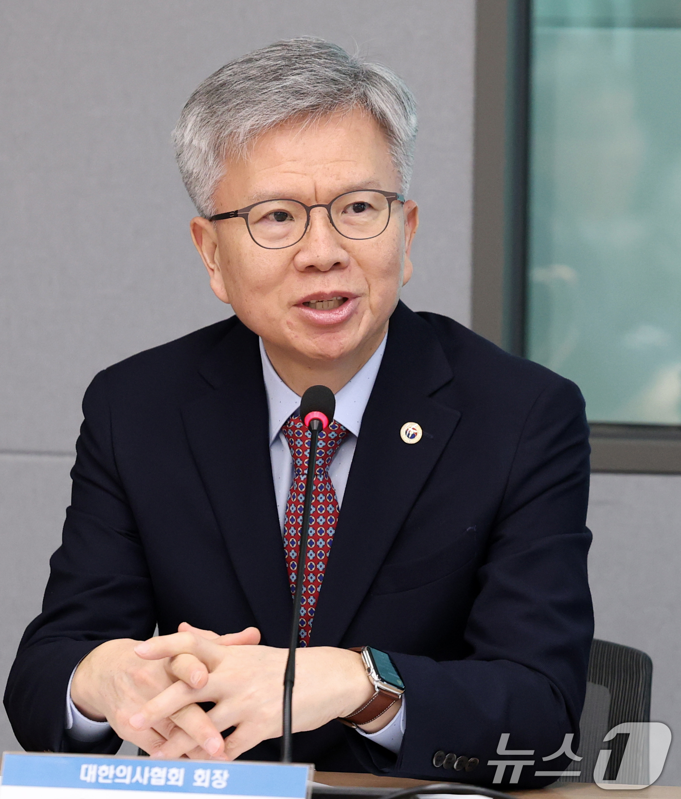 (서울=뉴스1) 오대일 기자 = 김택우 대한의사협회 회장이 24일 오후 서울 용산구 대한의사협회 대회의실에서 열린 의료정책연구원 주최 '의대 증원과 의학교육 문제' 포럼에서 인사말 …