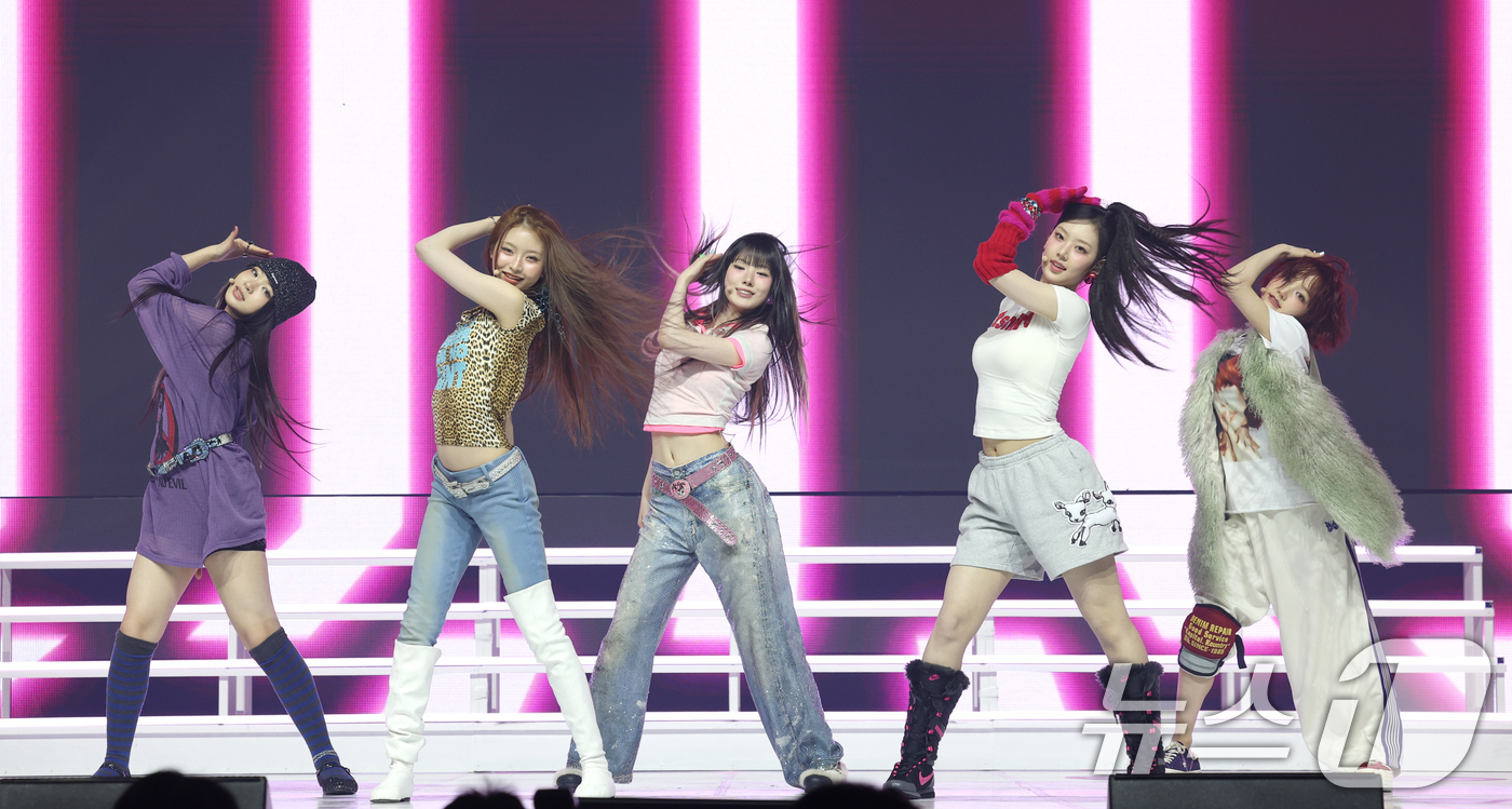 (서울=뉴스1) 권현진 기자 = 그룹 키키(kiiikiii)가 24일 서울 용산구 블루스퀘어에서 가진 첫 번째 미니 앨범 '언컷 젬(UNCUT GEM)' 발매 쇼케이스에서 신곡 무 …