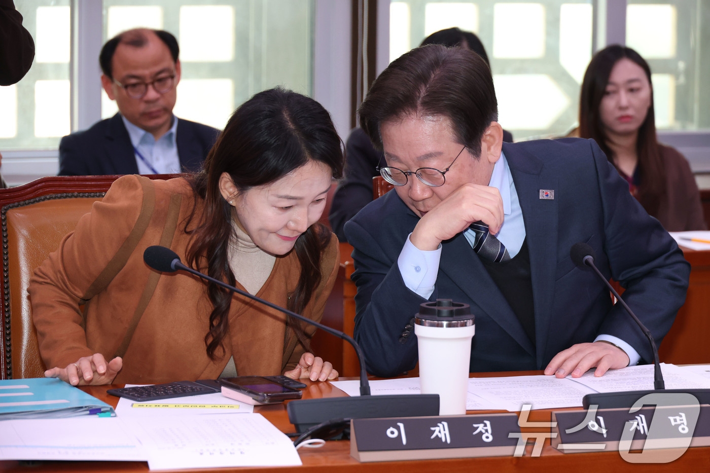 (서울=뉴스1) 이광호 기자 = 이재명 더불어민주당 대표와 이재정 의원이 24일 오후 서울 여의도 국회에서 열린 외교통일위원회 전체회의 미국 에너지부 민감국가 지정 관련 긴급 현안 …