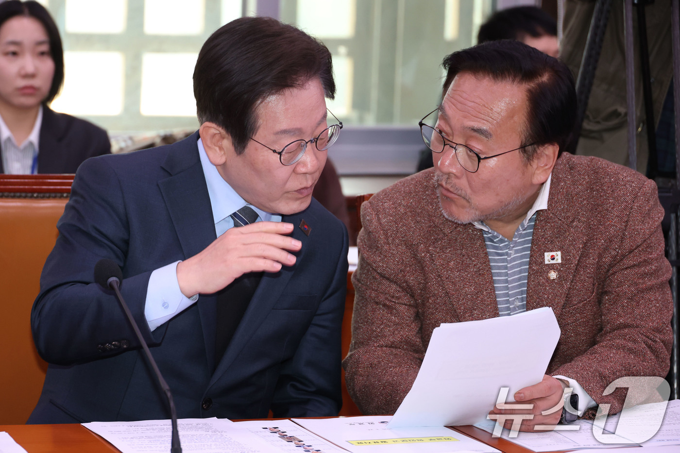 (서울=뉴스1) 이광호 기자 = 이재명 더불어민주당 대표와 이재강 의원이 24일 오후 서울 여의도 국회에서 열린 외교통일위원회 전체회의 미국 에너지부 민감국가 지정 관련 긴급 현안 …