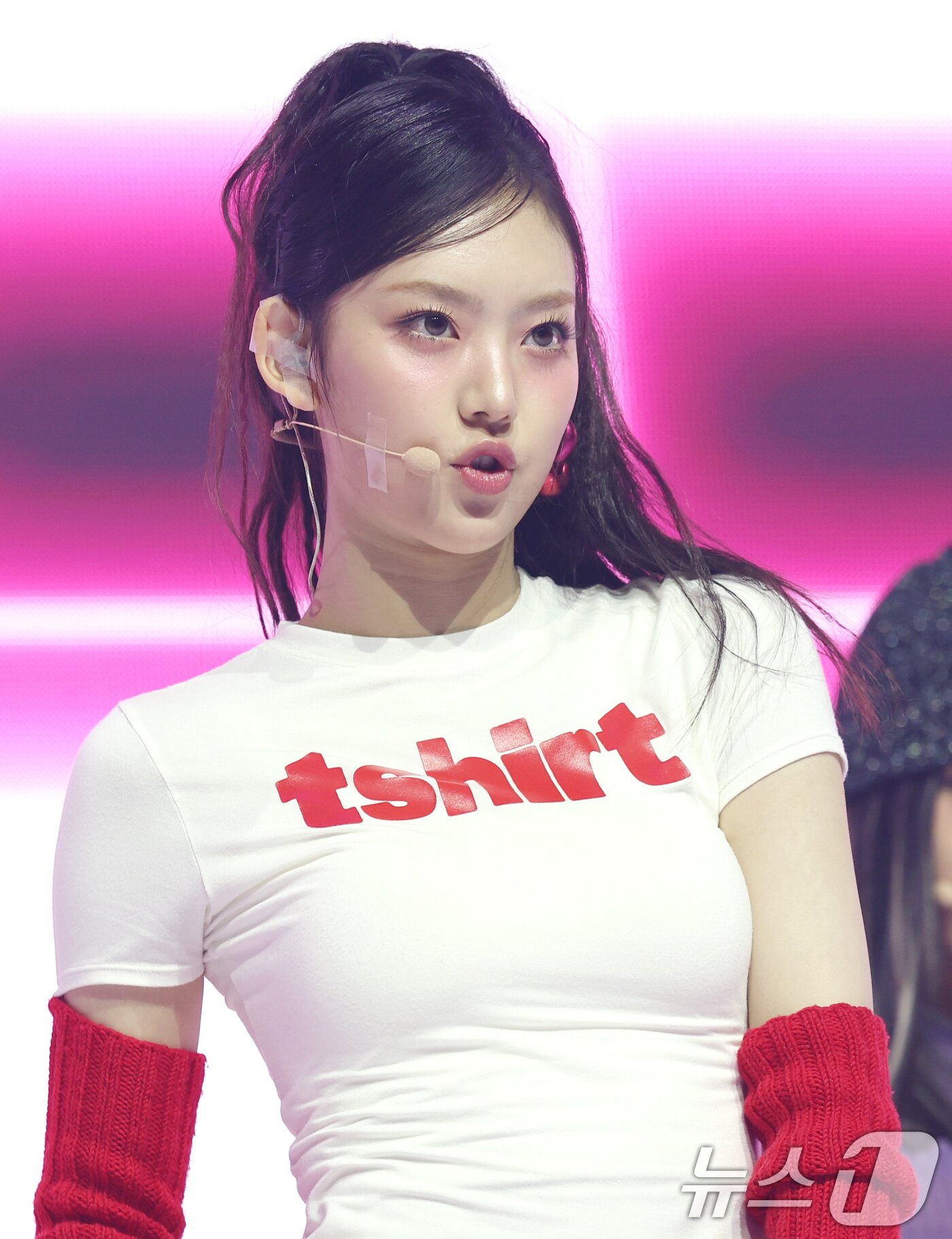 본문 이미지 - 그룹 키키(kiiikiii)의 이솔이 24일 서울 용산구 블루스퀘어에서 가진 첫 번째 미니 앨범 '언컷 젬(UNCUT GEM)' 발매 쇼케이스에서 신곡 무대를 선보이고 있다. 2025.3.24/뉴스1 ⓒ News1 권현진 기자