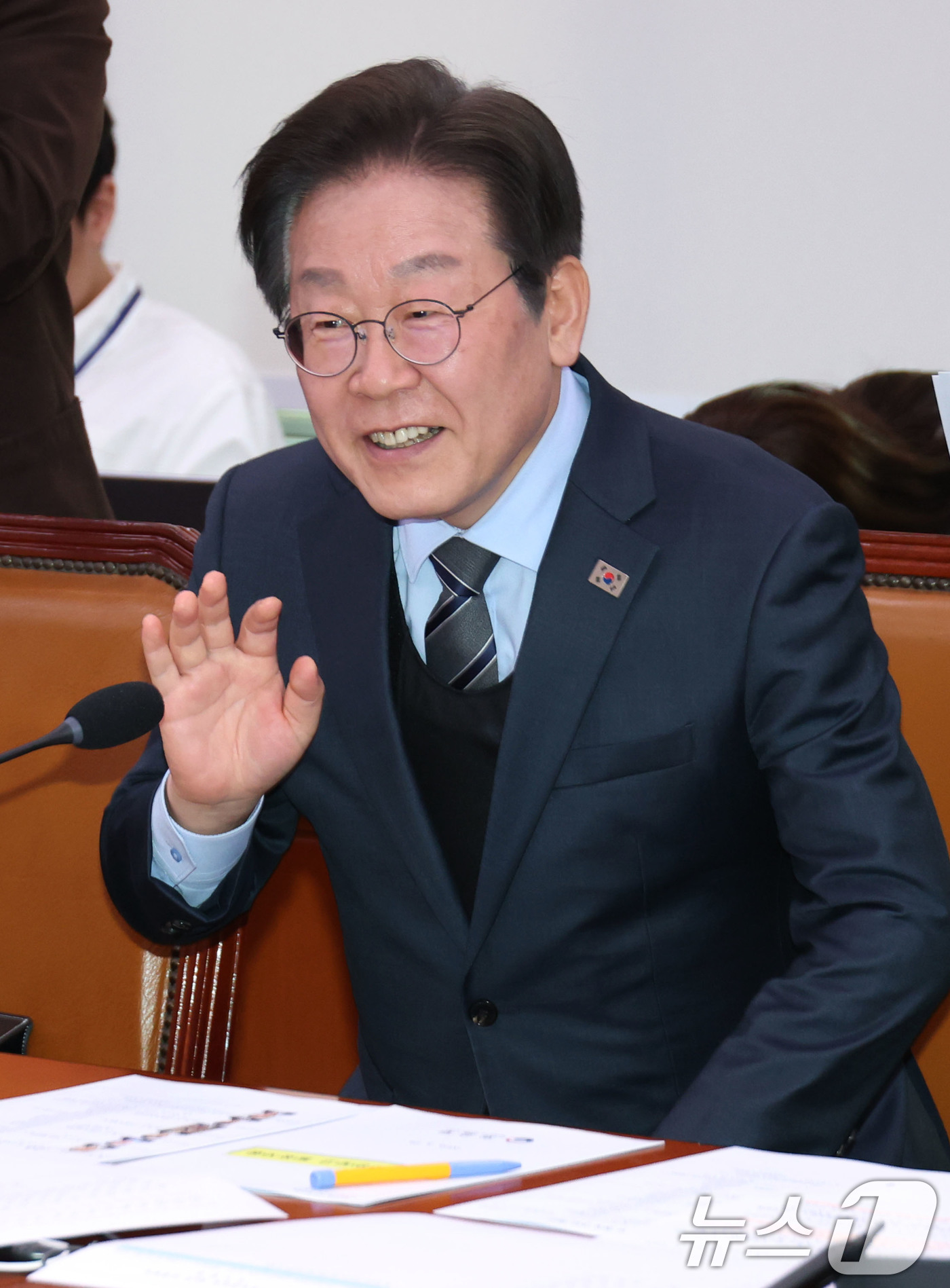 (서울=뉴스1) 이광호 기자 = 이재명 더불어민주당 대표가 24일 오후 서울 여의도 국회에서 열린 외교통일위원회 전체회의 미국 에너지부 민감국가 지정 관련 긴급 현안보고 및 질의에 …