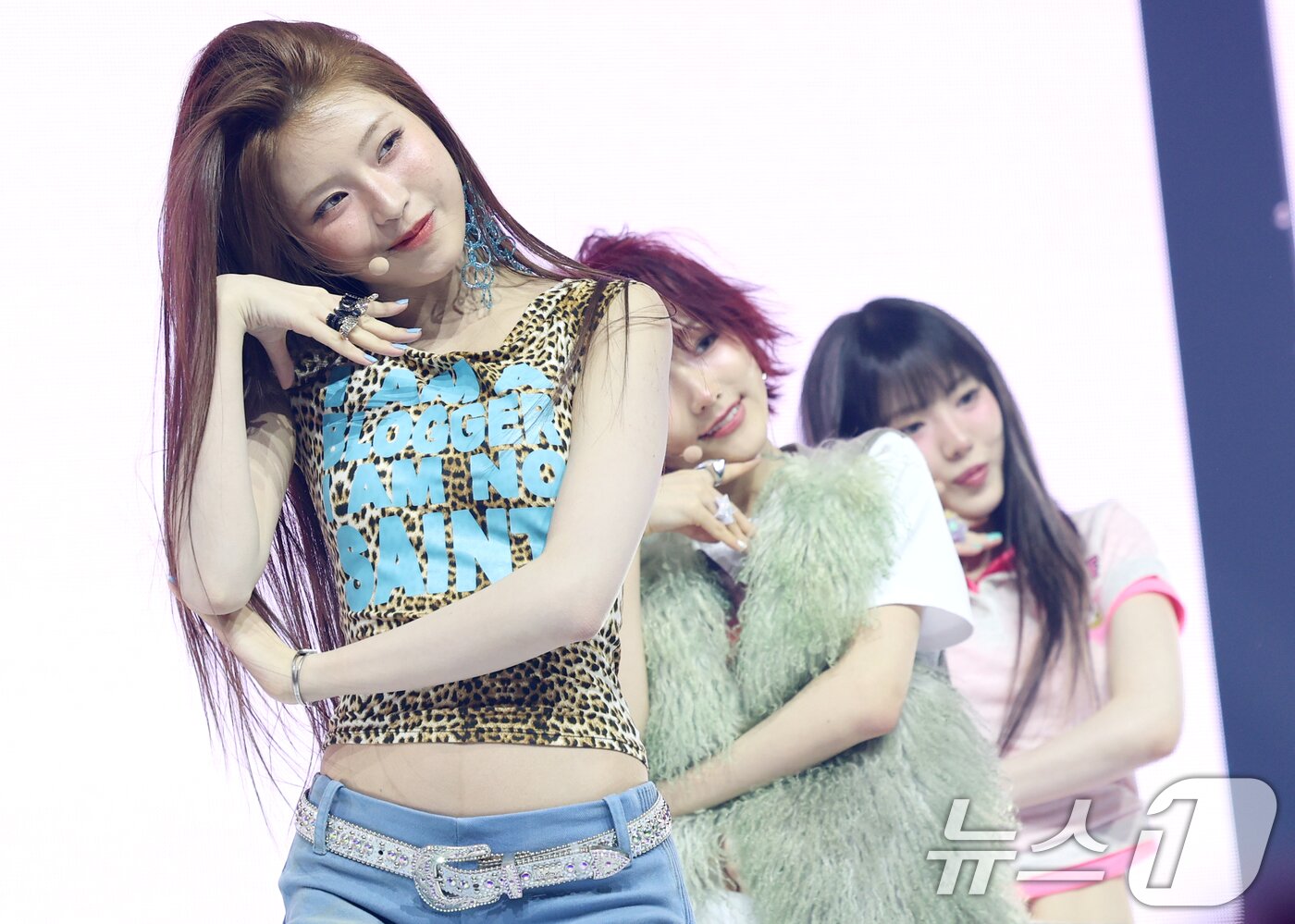 본문 이미지 - 그룹 키키(kiiikiii) 하음(왼쪽)이 24일 서울 용산구 블루스퀘어에서 가진 첫 번째 미니 앨범 '언컷 젬(UNCUT GEM)' 발매 쇼케이스에서 신곡 무대를 선보이고 있다. 2025.3.24/뉴스1 ⓒ News1 권현진 기자