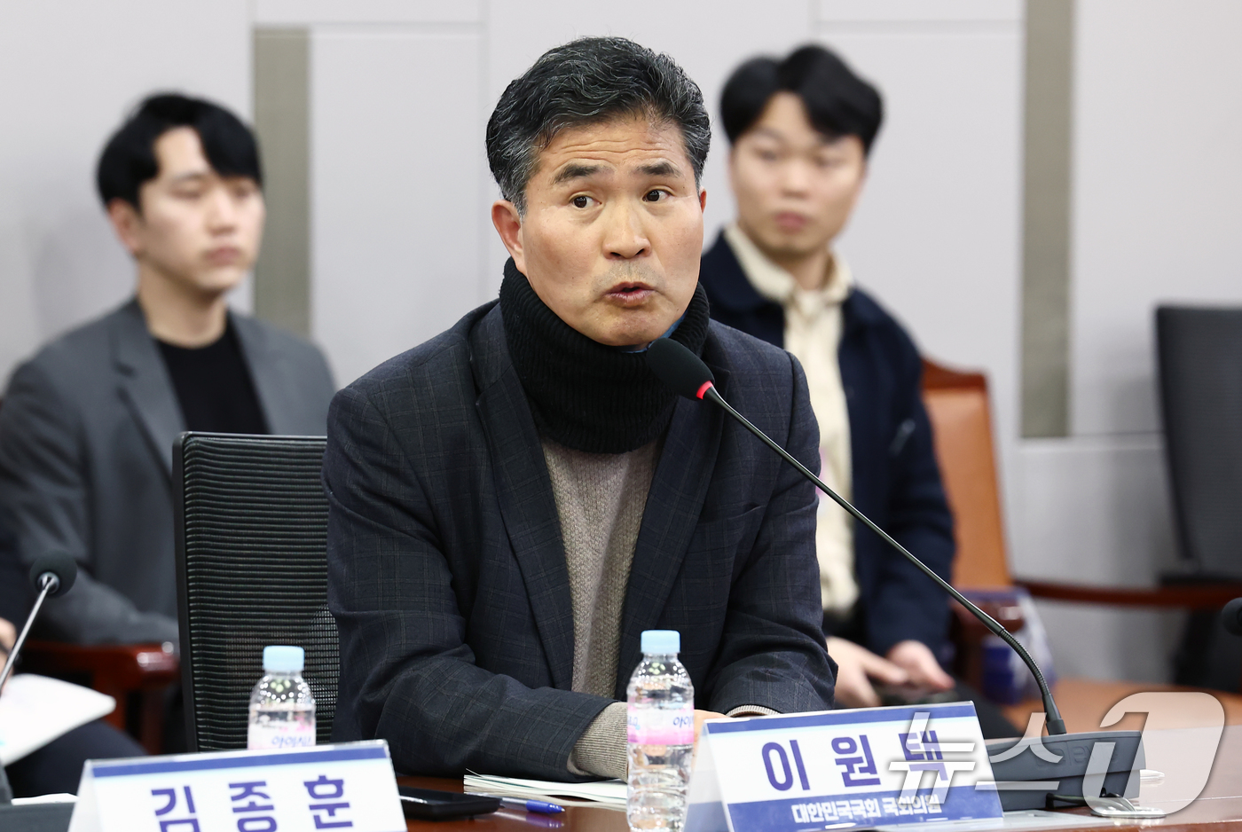 (서울=뉴스1) 김민지 기자 = 이원택 더불어민주당 의원이 24일 오후 서울 여의도 국회 의원회관에서 열린 재생에너지 활용 및 RE100산단 조성을 위한 정책토론회에서 환영사를 하 …