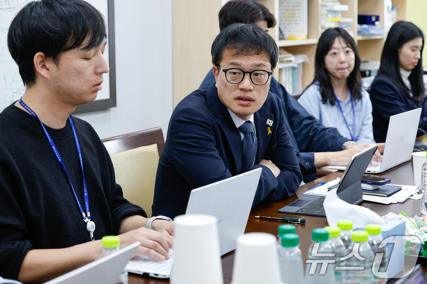 (서울=뉴스1) 안은나 기자 = 박주민 국회 보건복지위원회 위원장이 24일 서울 여의도 국회에서 국민연금 개혁안 통과 등 현안 관련 취재진 질문에 답하고 있다. 2025.3.24/ …