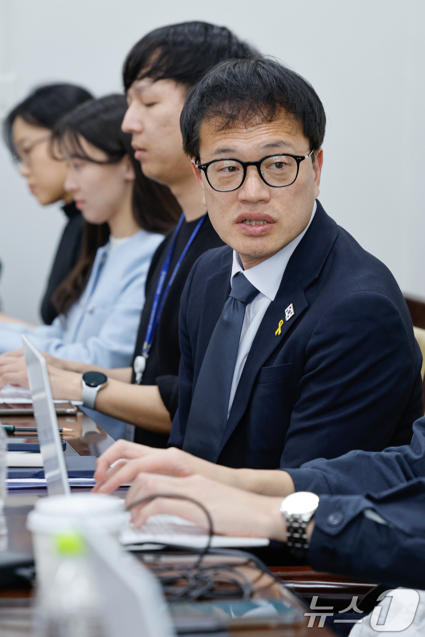 (서울=뉴스1) 안은나 기자 = 박주민 국회 보건복지위원회 위원장이 24일 서울 여의도 국회에서 국민연금 개혁안 통과 등 현안 관련 취재진 질문에 답하고 있다. 2025.3.24/ …