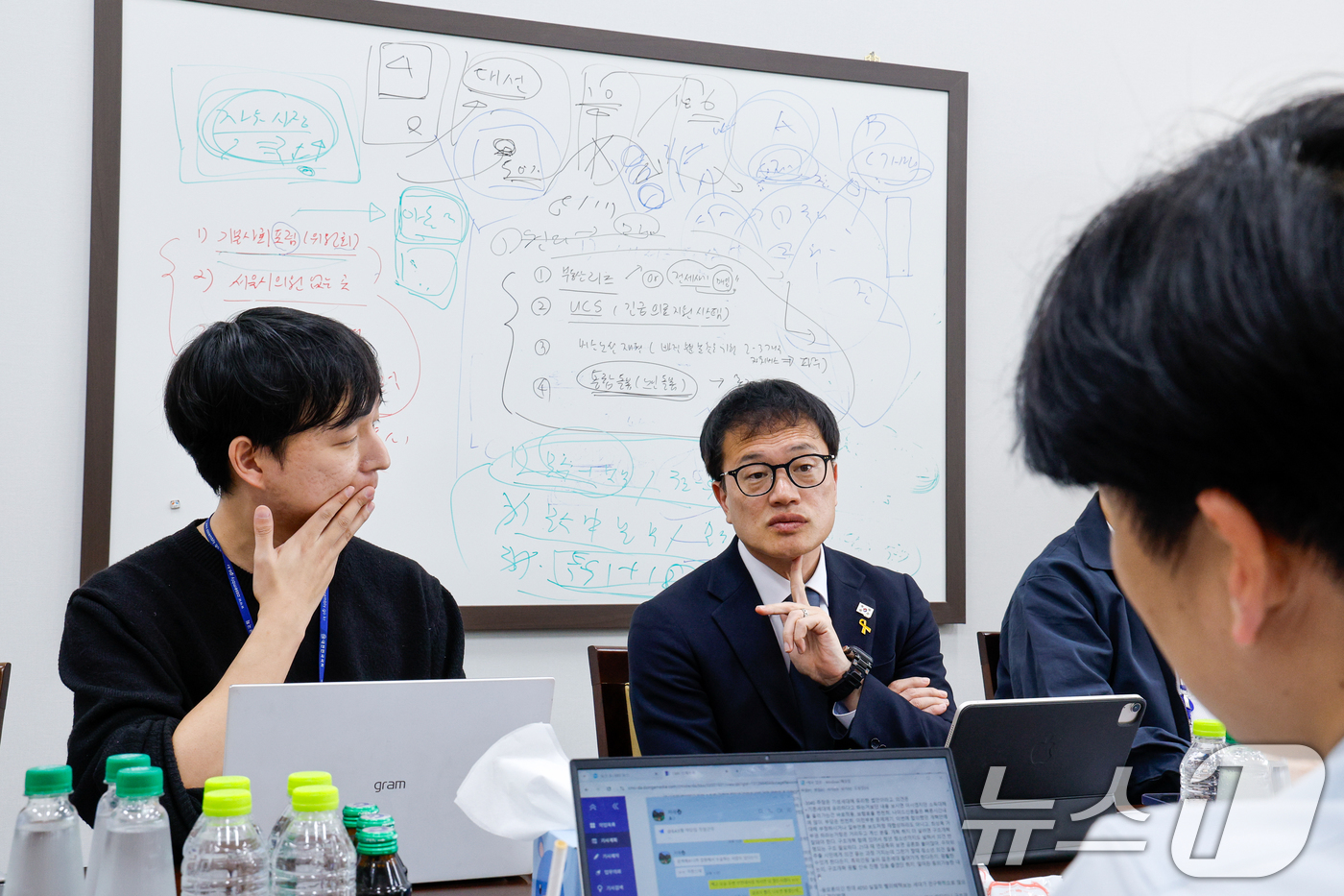 (서울=뉴스1) 안은나 기자 = 박주민 국회 보건복지위원회 위원장이 24일 서울 여의도 국회에서 국민연금 개혁안 통과 등 현안 관련 취재진 질문에 답하고 있다. 2025.3.24/ …