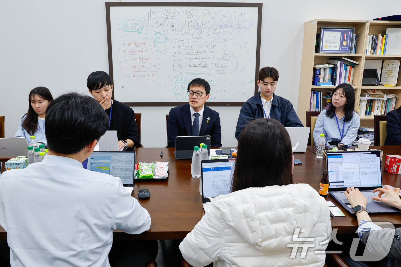 (서울=뉴스1) 안은나 기자 = 박주민 국회 보건복지위원회 위원장이 24일 서울 여의도 국회에서 국민연금 개혁안 통과 등 현안 관련 취재진 질문에 답하고 있다. 2025.3.24/ …