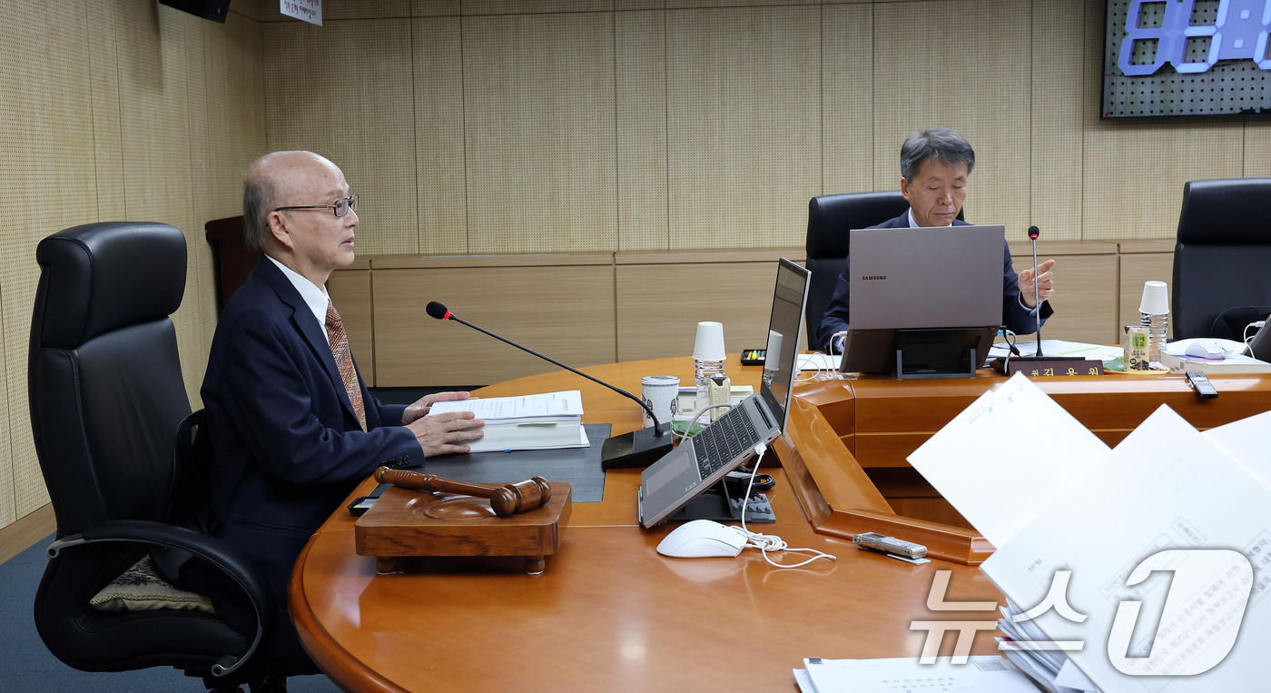(서울=뉴스1) 박지혜 기자 = 안창호 국가인권위원장이 24일 오후 서울 중구 국가인권위원회에서 열린 제7차 전원위원회를 주재하고 있다.  오른쪽은 김용원 국가인권위원회 상임위원. …