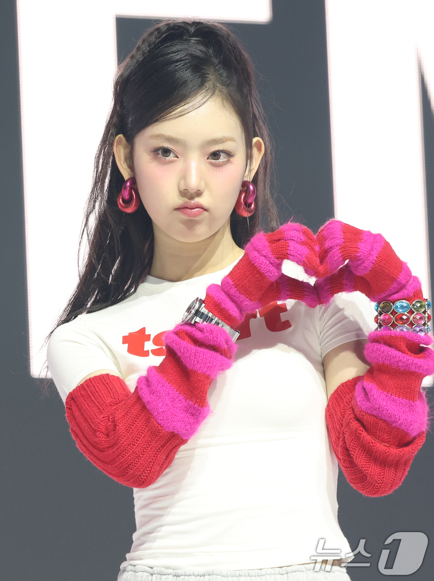 (서울=뉴스1) 권현진 기자 = 그룹 키키(kiiikiii) 이솔이 24일 서울 용산구 블루스퀘어에서 가진 첫 번째 미니 앨범 '언컷 젬(UNCUT GEM)' 발매 쇼케이스에서 포 …