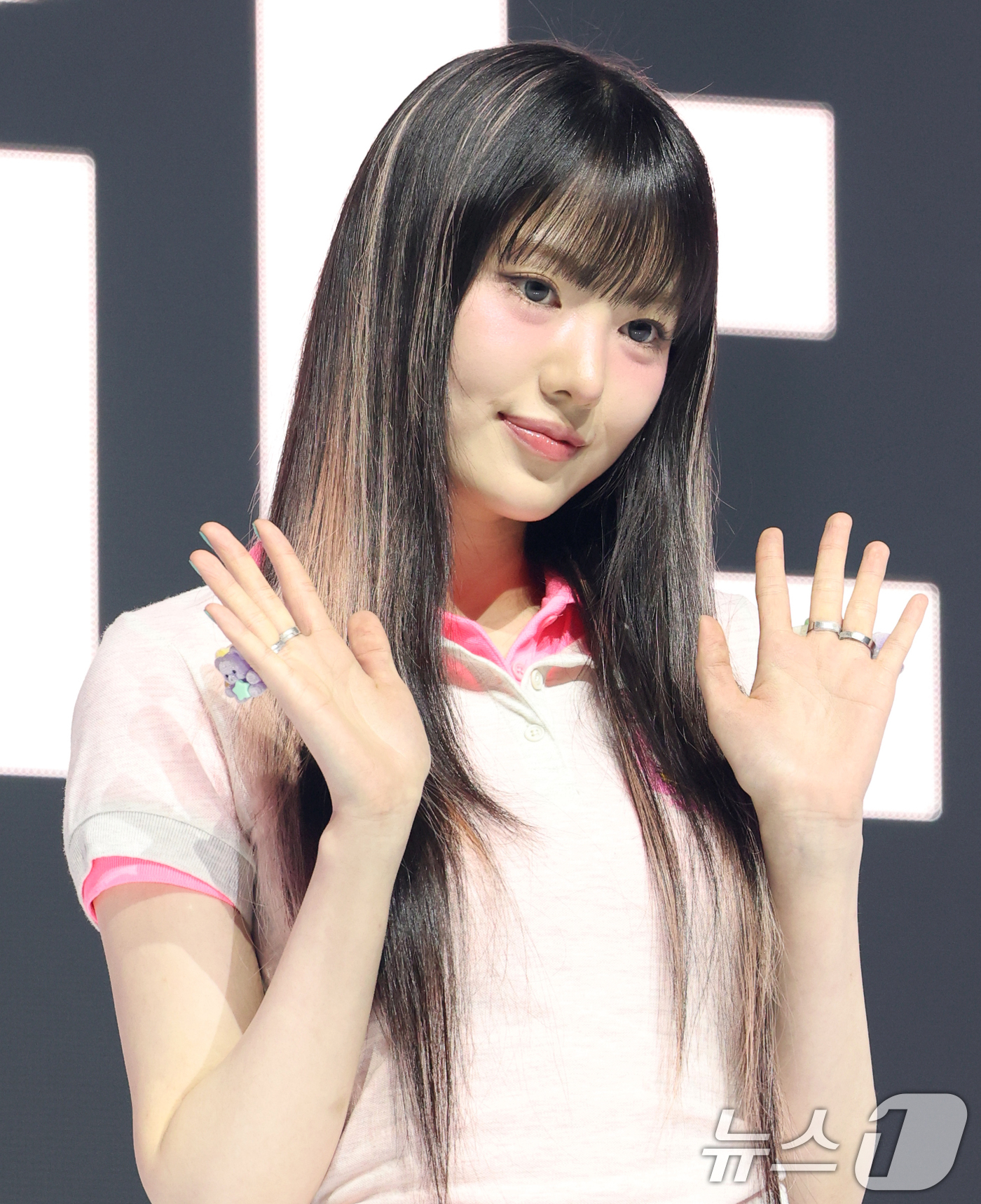 (서울=뉴스1) 권현진 기자 = 그룹 키키(kiiikiii) 수이가 24일 서울 용산구 블루스퀘어에서 가진 첫 번째 미니 앨범 '언컷 젬(UNCUT GEM)' 발매 쇼케이스에서 포 …